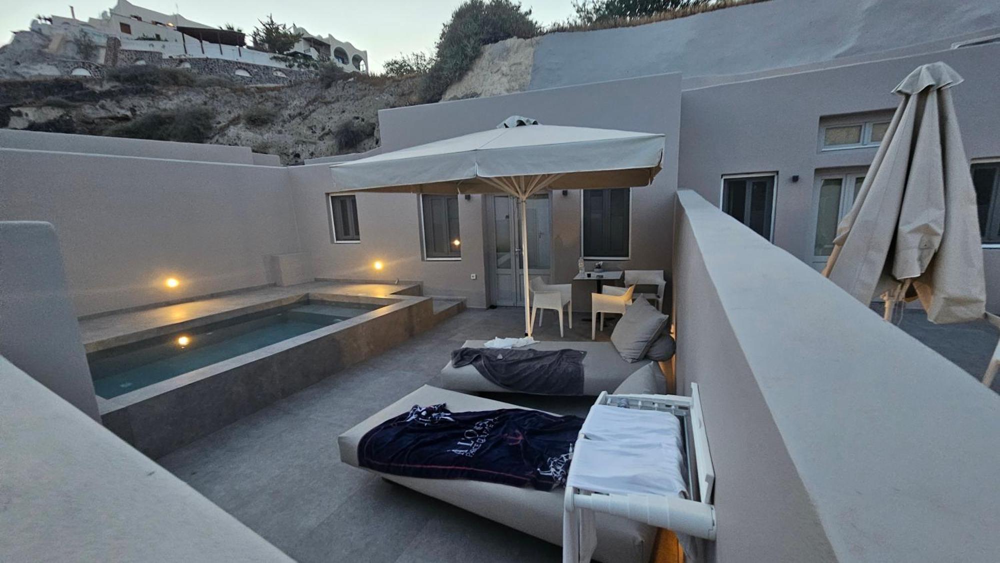 Petroma Cave Suites Vourvoulos Номер фото